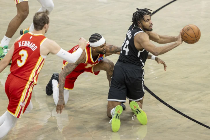 Reaves salva a los Lakers sobre bocina, Bulls siguen invictos y Aldama firma doble doble