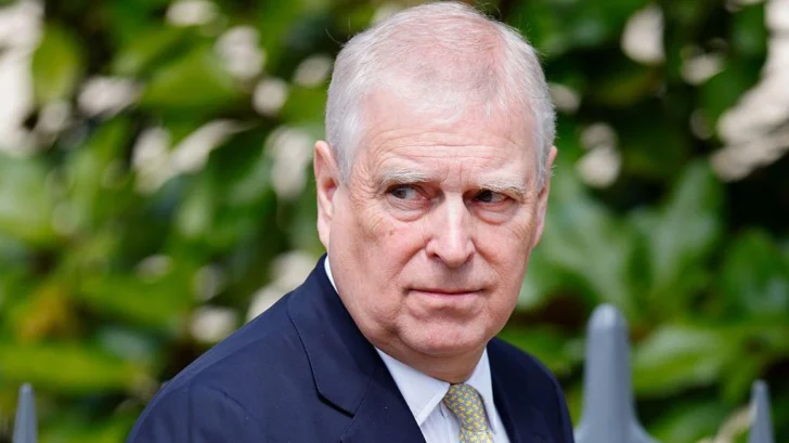 El rey Carlos le quita el título de príncipe a su hermano Andrés, que tiene que abandonar la mansión de Windsor