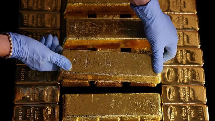 Qué tiene que ver la economía de EE.UU. con que el oro haya alcanzado su precio más alto en 100 años