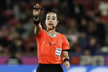  AME6195. SANTIAGO (CHILE), 08/10/2025.- La árbitra Katia Itzel García reacciona este miércoles, en un partido de octavos de final de la Copa Mundial Sub-20 entre Japón y Francia en el estadio Nacional de Santiago de Chile. EFE/Osvaldo Villarroel