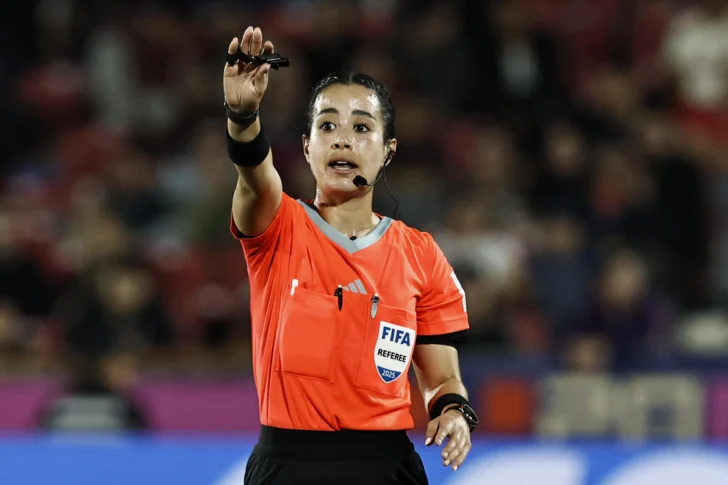  AME6195. SANTIAGO (CHILE), 08/10/2025.- La árbitra Katia Itzel García reacciona este miércoles, en un partido de octavos de final de la Copa Mundial Sub-20 entre Japón y Francia en el estadio Nacional de Santiago de Chile. EFE/Osvaldo Villarroel