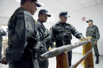  El ministro de Defensa venezolano, Vladimir Padrino López (der.), observa un misil tierra-aire portátil (MANPAD) 9K338 