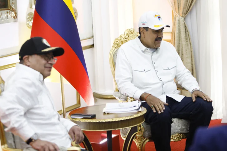  El presidente venezolano, Nicolás Maduro (R), se reúne con el presidente colombiano, Gustavo Petro (L), en el Palacio Presidencial de Miraflores en Caracas, Venezuela, el 9 de abril de 2024. Pedro Rances Mattey / Anadolu (Foto de Pedro Rances Mattey / ANADOLU / Anadolu vía AFP)