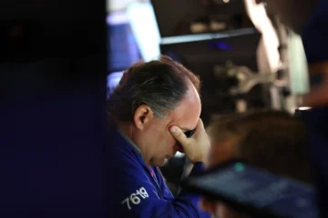 Wall Street cierra a la baja a la espera de resultados empresariales