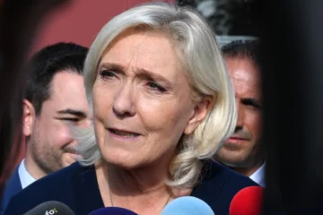  Marine Le Pen, presidenta del grupo parlamentario de extrema derecha francés Agrupación Nacional, habla con la prensa en la conferencia de bomberos, en el Centro de Exposiciones de Le Mans, en el oeste de Francia, el 10 de octubre de 2025. (Foto: JEAN-FRANCOIS MONIER / AFP)