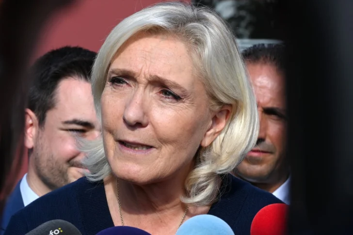  Marine Le Pen, presidenta del grupo parlamentario de extrema derecha francés Agrupación Nacional, habla con la prensa en la conferencia de bomberos, en el Centro de Exposiciones de Le Mans, en el oeste de Francia, el 10 de octubre de 2025. (Foto: JEAN-FRANCOIS MONIER / AFP)