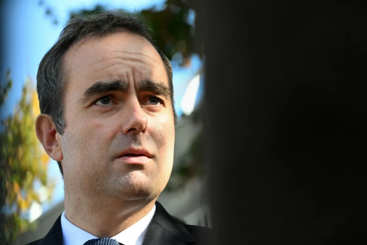  El primer ministro francés, Sébastien Lecornu, habla con la prensa tras visitar una comisaría de policía en L'Hay-les-Roses, en la periferia sur de París, el 11 de octubre de 2025. (Foto: Martin LELIEVRE / POOL / AFP)