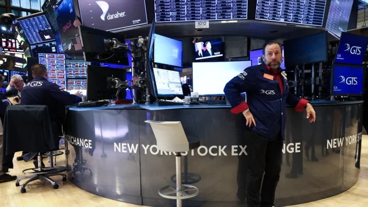 Wall Street cierra en rojo mirando preocupado hacia China y a bancos de EEUU Wall Street cierra en rojo mirando preocupado hacia China y a bancos de EEUU