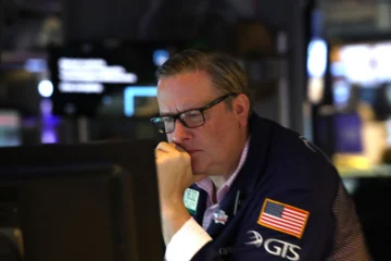 Wall Street cierra mixto por tensión con China y a la espera de baja de tasas
