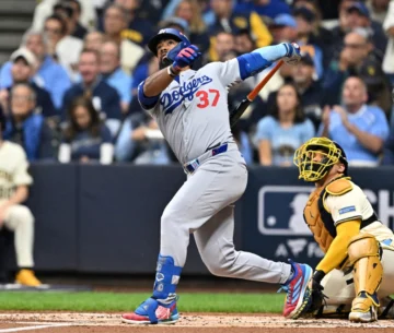 Dodgers amplían ventaja ante Cerveceros en partido completo de Yamamoto con jonrón de Teóscar Hernández