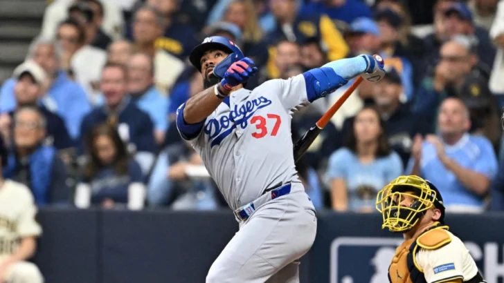 Dodgers amplían ventaja ante Cerveceros en partido completo de Yamamoto con jonrón de Teóscar Hernández