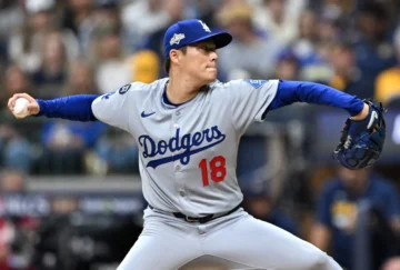  El lanzador abridor de los Dodgers de Los Ángeles, Yoshinobu Yamamoto, realiza un lanzamiento durante el segundo juego de la Serie de Campeonato de la Liga Nacional contra los Cerveceros de Milwaukee en el American Family Field en Milwaukee, Wisconsin, el 14 de octubre de 2025. (The Yomiuri Shimbun) (Foto de Keita Iijima / Yomiuri / The Yomiuri Shimbun vía AFP)