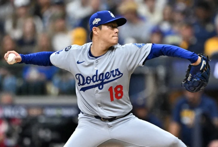  El lanzador abridor de los Dodgers de Los Ángeles, Yoshinobu Yamamoto, realiza un lanzamiento durante el segundo juego de la Serie de Campeonato de la Liga Nacional contra los Cerveceros de Milwaukee en el American Family Field en Milwaukee, Wisconsin, el 14 de octubre de 2025. (The Yomiuri Shimbun) (Foto de Keita Iijima / Yomiuri / The Yomiuri Shimbun vía AFP)