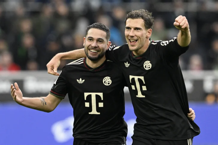  El defensa portugués #22 del Bayern Múnich, Raphael Guerreiro (izq.), celebra el segundo gol de su equipo con el centrocampista alemán #08 del Bayern Múnich, Leon Goretzka, durante el partido de la Bundesliga alemana de primera división entre el Borussia Moenchengladbach y el FC Bayern Múnich en Moenchengladbach, oeste de Alemania, el 25 de octubre de 2025. (Foto de INA FASSBENDER / AFP)