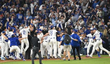  Los jugadores de Los Angeles Dodgers felicitan al primera base Freddie Freeman (R) después de su jonrón ganador en la decimoctava entrada del tercer juego de la Serie Mundial de la MLB contra los Toronto Blue Jays en el Dodger Stadium de Los Ángeles, CA., el 27 de octubre de 2025. ( The Yomiuri Shimbun ) (Foto de Keita IIJIMA / Yomiuri / The Yomiuri Shimbun vía AFP)