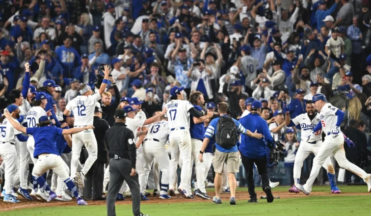  Los jugadores de Los Angeles Dodgers felicitan al primera base Freddie Freeman (R) después de su jonrón ganador en la decimoctava entrada del tercer juego de la Serie Mundial de la MLB contra los Toronto Blue Jays en el Dodger Stadium de Los Ángeles, CA., el 27 de octubre de 2025. ( The Yomiuri Shimbun ) (Foto de Keita IIJIMA / Yomiuri / The Yomiuri Shimbun vía AFP)