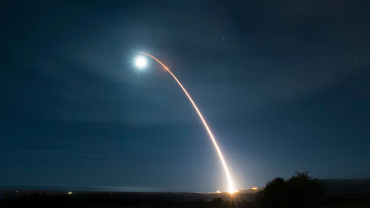 Desafiado por Putin, Trump ordena reanudar los ensayos con armas nucleares Desafiado por Putin, Trump ordena reanudar los ensayos con armas nucleares