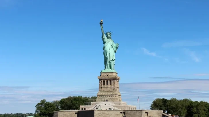 La Estatua de la Libertad cierra al público mientras dure el cierre gubernamental de EEUU