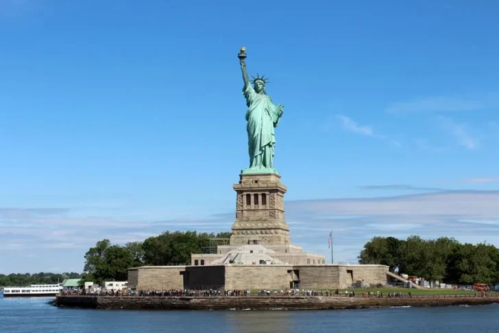 La Estatua de la Libertad cierra al público mientras dure el cierre gubernamental de EEUU