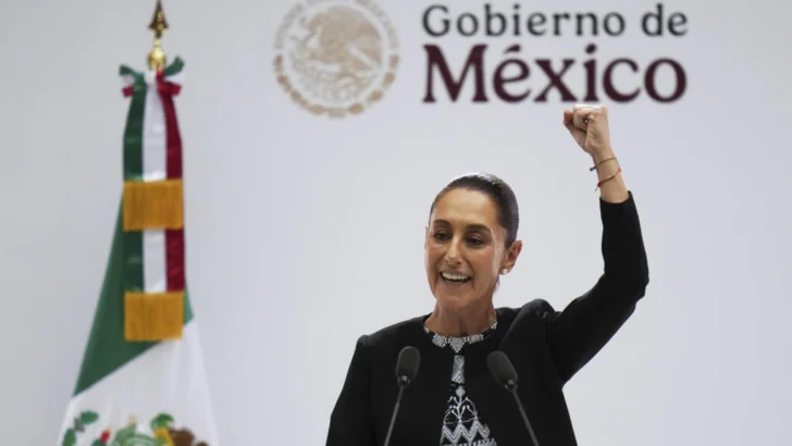 Con un baño de masas, Sheinbaum festeja su primer año como presidenta de México