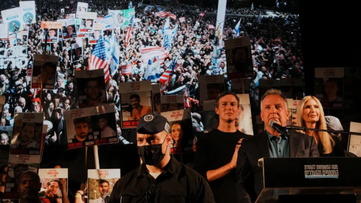 La plaza de los Rehenes de Tel Aviv aclama a los emisarios de Donald Trump
