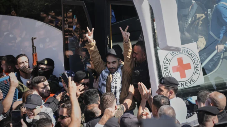 Alto el fuego en Gaza: entre alegría y decepción, el regreso de 88 presos palestinos a Ramala