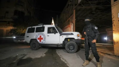 Hamás entrega otros cuatro cadáveres a Israel, que reabre el paso fronterizo de Rafah