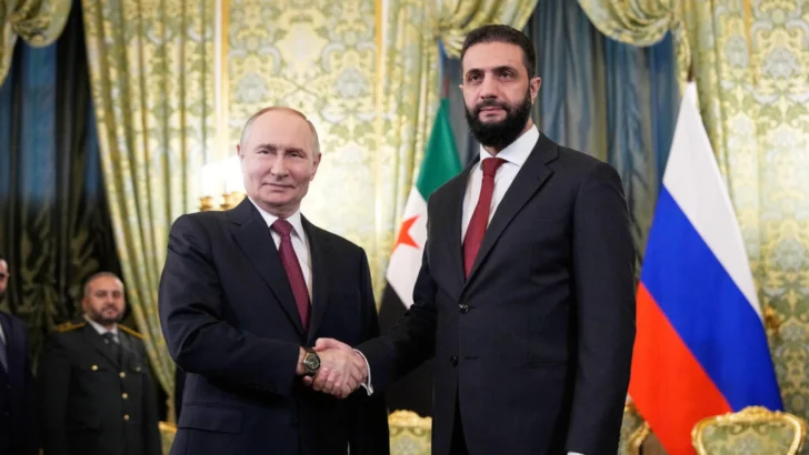 Primer encuentro entre el presidente interino sirio Ahmed al-Sharaa y Vladimir Putin en Moscú