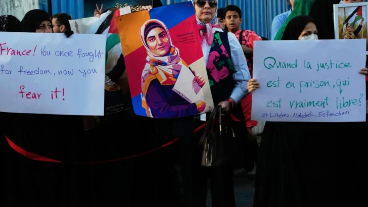 Francia: la iraní Mahdieh Esfandiari, acusada de apología del terrorismo, queda en libertad bajo control judicial