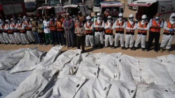 Israel recibe el cuerpo de un rehén muerto; entierran 41 palestinos sin identificar por signos de tortura Israel recibe el cuerpo de un rehén muerto; entierran 41 palestinos sin identificar por signos de tortura