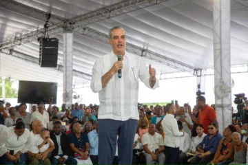 Abinader entrega 3,100 títulos a familias de Palmarejo–Villa Linda Abinader entrega 3,100 títulos a familias de Palmarejo–Villa Linda