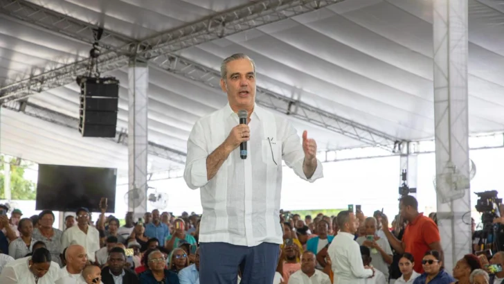 Abinader entrega 3,100 títulos a familias de Palmarejo–Villa Linda