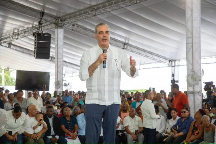 Abinader entrega 3,100 títulos a familias de Palmarejo–Villa Linda