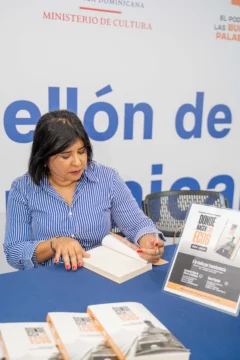  Angélica Noboa Pagán, firmando libros.