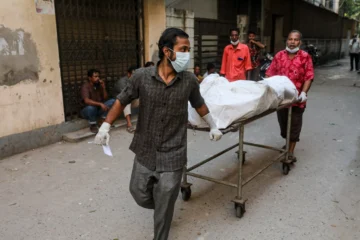 Al menos 16 muertos y un herido en un incendio en una fábrica textil en Bangladés