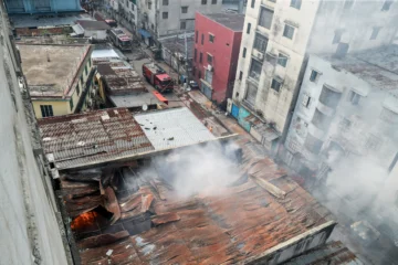 Al menos 16 muertos y un herido en un incendio en una fábrica textil en Bangladés