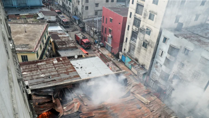 Al menos 16 muertos y un herido en un incendio en una fábrica textil en Bangladés