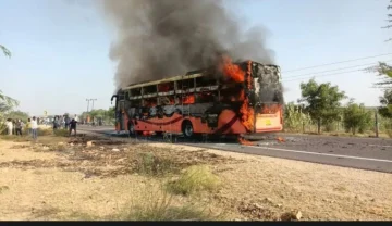 Al menos 20 muertos y 16 heridos al incendiarse un autobús en el noroeste de la India