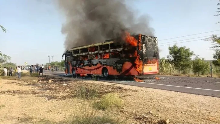Al menos 20 muertos y 16 heridos al incendiarse un autobús en el noroeste de la India