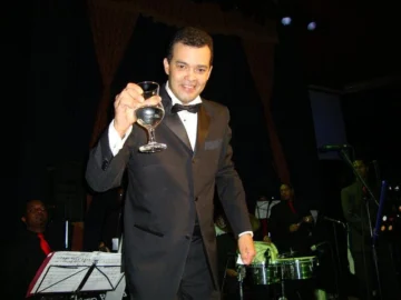Álex Bueno revela que fue operado para extirparle un tumor con células cancerosas Álex Bueno revela que fue operado para extirparle un tumor con células cancerosas