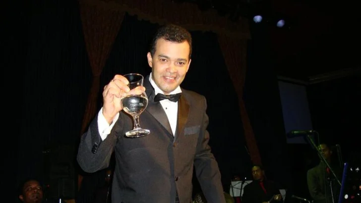 Álex Bueno revela que fue operado para extirparle un tumor con células cancerosas