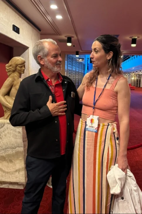  Antonela Scattolini Ross, directora de la obra de teatro Esas que no, comparte con Danilo Ginebra.