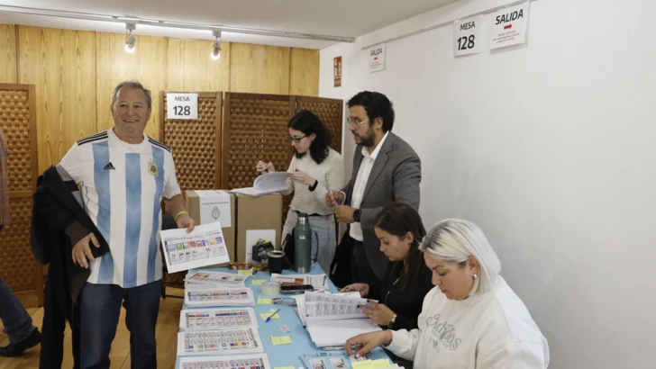 Abren los centro de votación en Argentina para las elecciones legislativas Abren los centro de votación en Argentina para las elecciones legislativas