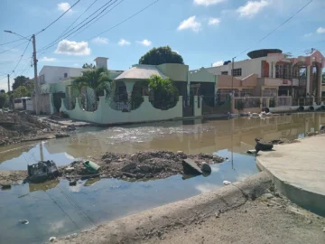 El casco urbano de Baní lleva dos semanas nadando en…eso mismo El casco urbano de Baní lleva dos semanas nadando en…eso mismo