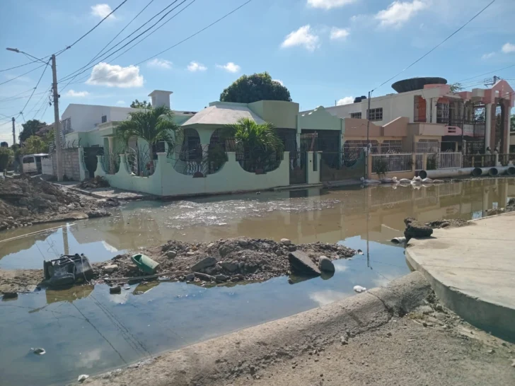 El casco urbano de Baní lleva dos semanas nadando en…eso mismo