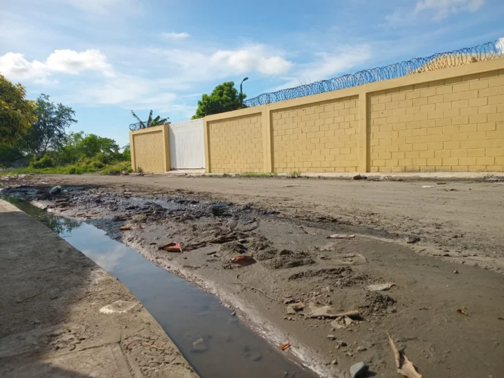 El casco urbano de Baní lleva dos semanas nadando en&#8230;eso mismo