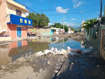 El casco urbano de Baní lleva dos semanas nadando en&#8230;eso mismo