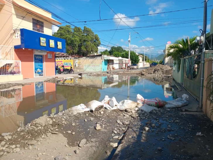 El casco urbano de Baní lleva dos semanas nadando en&#8230;eso mismo