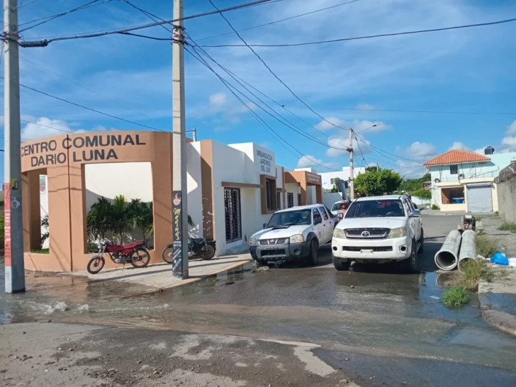 El casco urbano de Baní lleva dos semanas nadando en&#8230;eso mismo