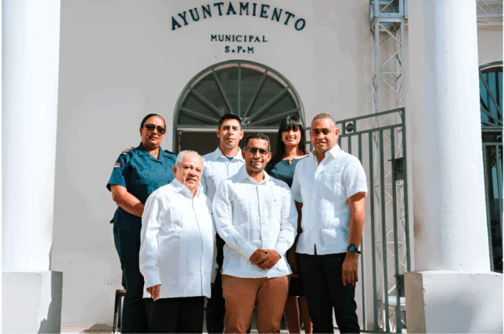 Casa Brugal hace aportes a los servicios municipales de San Pedro de Macorís